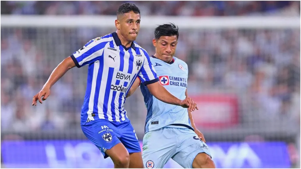 Luis Romo (L) of Monterrey fights for the ball with Angel Sepulveda (R) of Cruz Azul – IMAGO / Agencia-MexSport