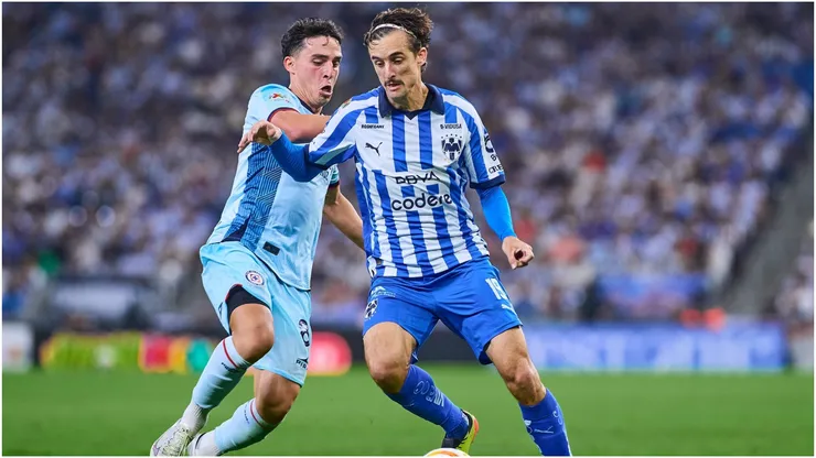 Lorenzo Faravelli (L) of Cruz Azul fights for the ball with Jordi Cortizo (R) of Monterrey