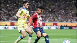 Israel Reyes (L) of America fights for the ball with Fernando Beltran (R) of Guadalajara