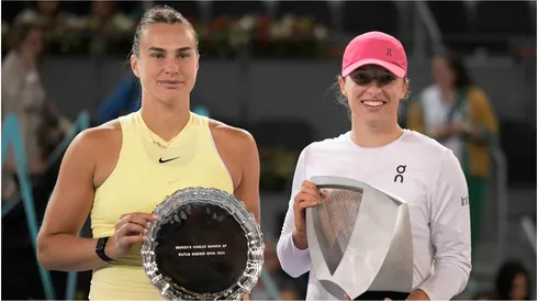 Iga Swiatek of Poland (L) and Aryna Sabalenka of Belarus (R)