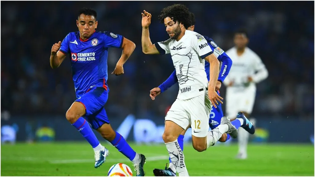 Carlos Rodriguez (L) of Cruz Azul fights for the ball with Cesar Huerta (R) of Pumas – IMAGO / Agencia-MexSport