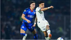 Lorenzo Faravelli (L) of Cruz Azul fights for the ball with Leonardo Suarez (R) of Pumas