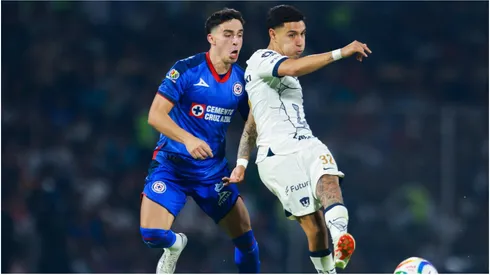 Lorenzo Faravelli (L) of Cruz Azul fights for the ball with Leonardo Suarez (R) of Pumas