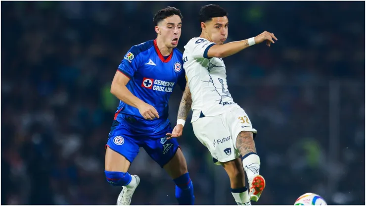 Lorenzo Faravelli (L) of Cruz Azul fights for the ball with Leonardo Suarez (R) of Pumas