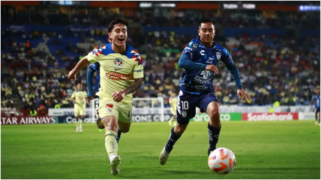 Alejandro Zendejas (L) of America fights for the ball with Erick Sanchez (R) of Pachuca – IMAGO / Agencia-MexSport