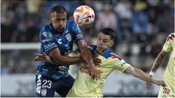 Salomon Rondon (R) of Pachuca fights for the ball with Alvaro Fidalgo (R) of America