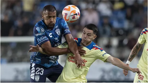 Salomon Rondon (R) of Pachuca fights for the ball with Alvaro Fidalgo (R) of America
