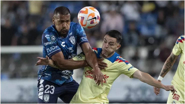 Salomon Rondon (R) of Pachuca fights for the ball with Alvaro Fidalgo (R) of America