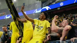Ian Maatsen of Borussia Dortmund , wearing a shirt which read "Yellow Wonder Wall", celebrate victory in front of their fans after defeating Paris Saint-Germain during the UEFA Champions League semi-final second leg match between Paris Saint-Germain and Borussia Dortmund at Parc des Princes on May 07, 2024 in Paris, France.