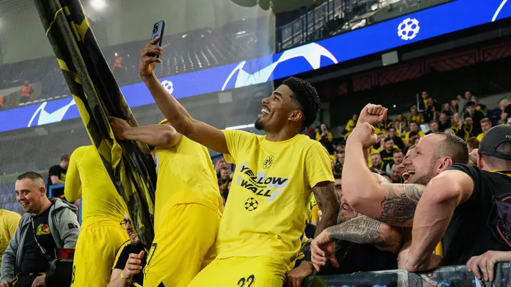 Ian Maatsen of Borussia Dortmund , wearing a shirt which read "Yellow Wonder Wall", celebrate victory in front of their fans after defeating Paris Saint-Germain during the UEFA Champions League semi-final second leg match between Paris Saint-Germain and Borussia Dortmund at Parc des Princes on May 07, 2024 in Paris, France.