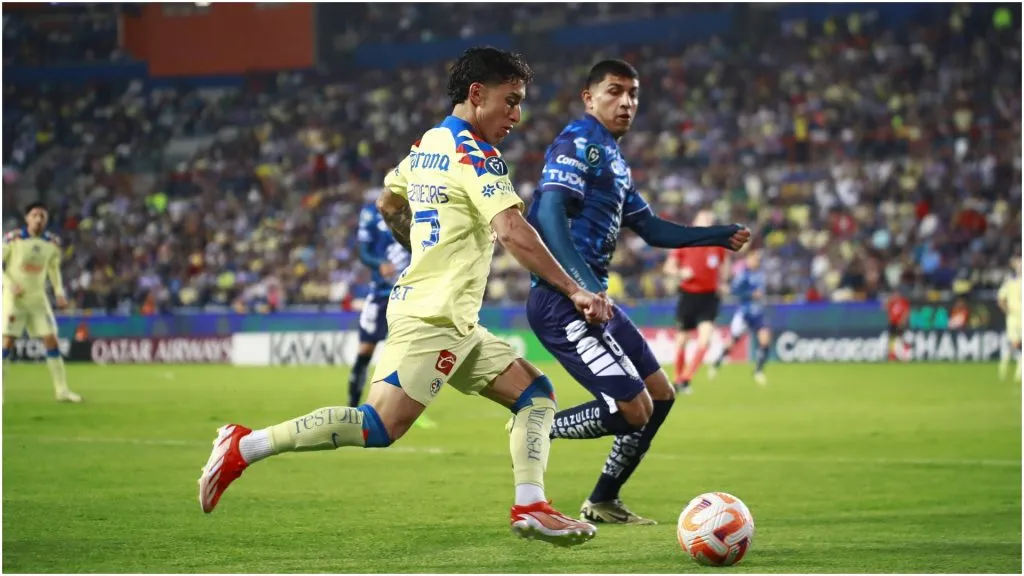 Alejandro Zendejas (L) of America fights for the ball with Bryan Gonzalez (R) of Pachuca – IMAGO / Agencia-MexSport