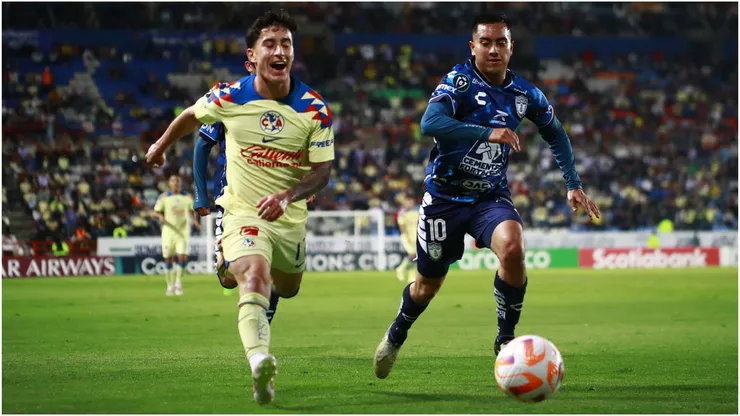 Alejandro Zendejas (L) of America fights for the ball with Erick Sanchez (R) of Pachuca