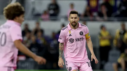 Messi waits for a pass from Cremaschi.