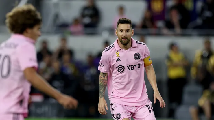 Messi waits for a pass from Cremaschi.