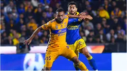 Rafael Carioca (L) of Tigres fights for the ball with Henry Martin (R) of America