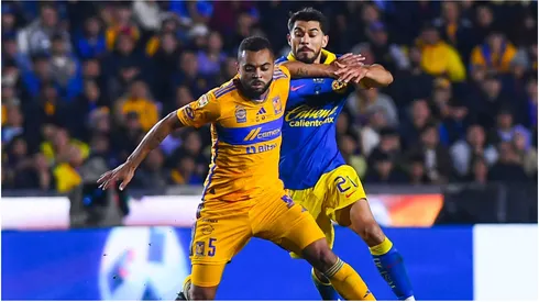 Rafael Carioca (L) of Tigres fights for the ball with Henry Martin (R) of America