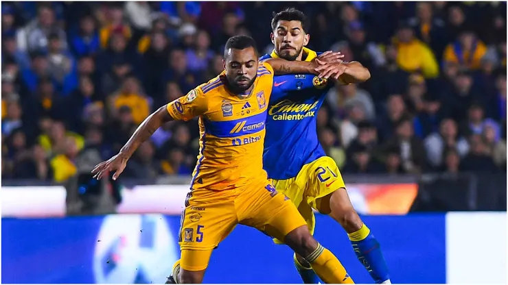 Rafael Carioca (L) of Tigres fights for the ball with Henry Martin (R) of America