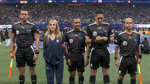 Morena Beltran with the referees of the Argentina vs Canada match