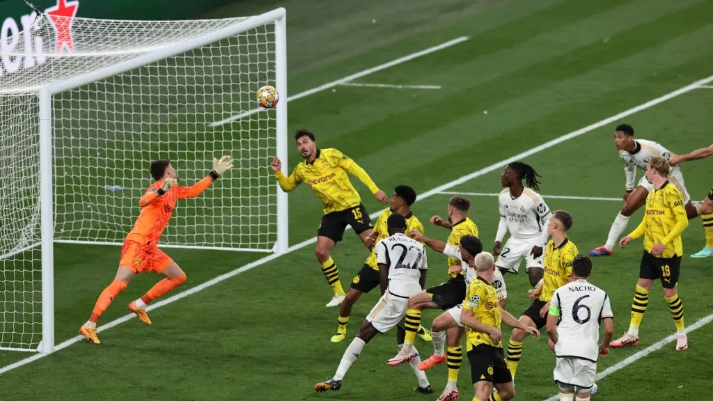 Gregor Kobel and Mats Hummels of Borussia Dortmund attempt to stop the ball, as Daniel Carvajal of Real Madrid scores his team's first goal with a header during the UEFA Champions League 2023/24 Final match between Borussia Dortmund and Real Madrid CF at Wembley Stadium on June 01, 2024 in London, England.