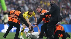 Marcel Sabitzer of Borussia Dortmund assists members of security as they stop a pitch invader during the UEFA Champions League 2023/24 Final match between Borussia Dortmund and Real Madrid CF at Wembley Stadium on June 01, 2024 in London, England.