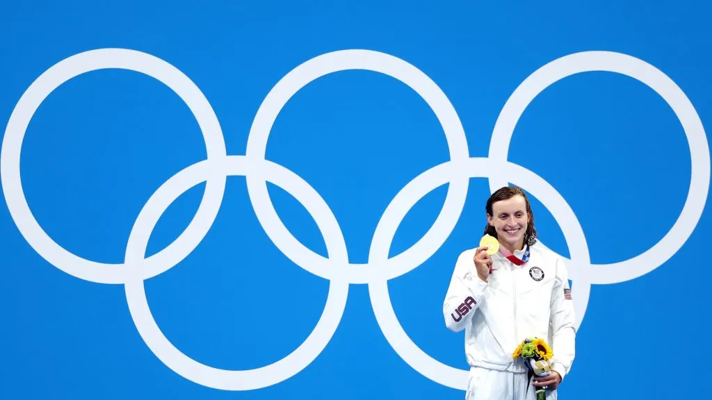 Katie Ledecky of Team United States celebrates winning the gold medal during the medal ceremony for the Women’s 800m Freestyle Final at Tokio 2020. Getty Images