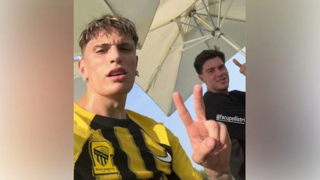 Alejandro Garnacho poses with the shirt of Al-Ittihad, a direct rival of Cristiano Ronaldo’s Al Nassr. Via Instagram.