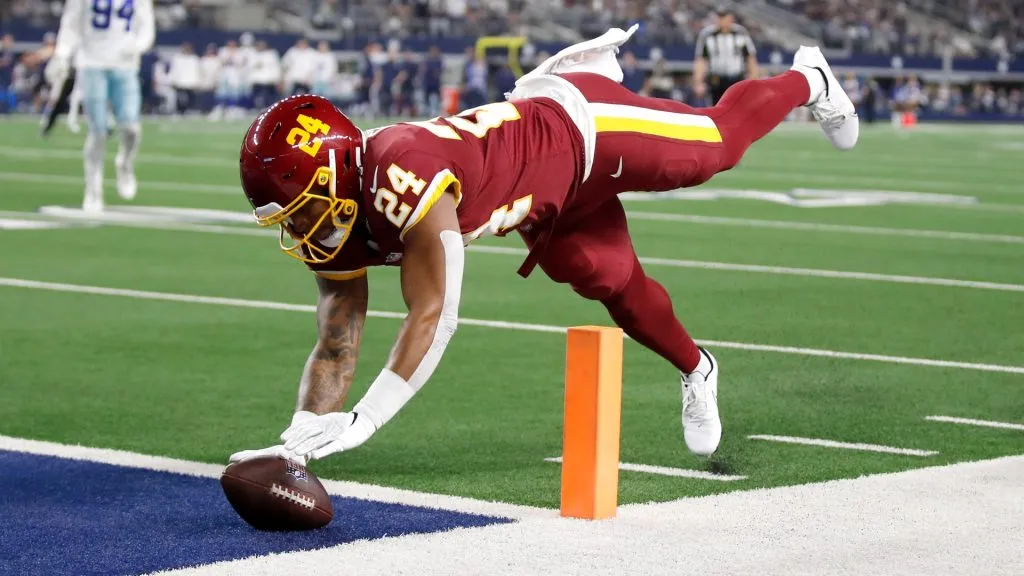 Antonio Gibson #24 of the Washington Football Team rushes for a touchdown during the second quarter against the Dallas Cowboys at AT&T Stadium on December 26, 2021 in Arlington, Texas. (Photo by Wesley Hitt/Getty Images)