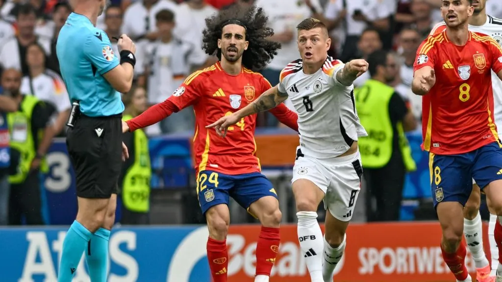 The gestures of Marc Cucurella and Toni Kroos. IMAGO / pepphoto