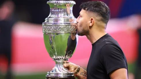Former Argentine player Sergio Aguero kisses the trophy before the CONMEBOL Copa America group A match between Argentina and Canada at Mercedes-Benz Stadium on June 20, 2024 in Atlanta, Georgia.