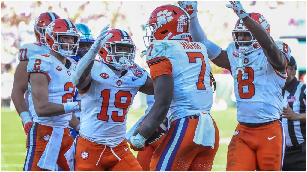 Phil Mafah of Clemson is contratulated by his teammates – IMAGO / Newscom World