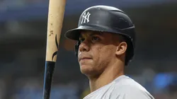 New York Yankees outfielder Juan Soto (22) waits in the on deck circle during an MLB, Baseball Herren, USA game against the Tampa Bay Rays.
