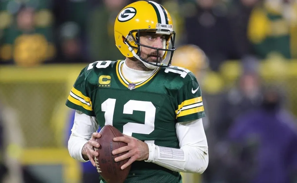 Aaron Rodgers looking to pass