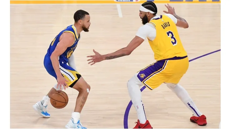 Stephen Curry #30 of the Golden State Warriors dribbles the ball against Anthony Davis #3 of the Los Angeles Lakers