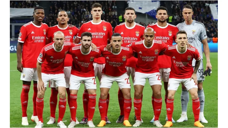 SL Benfica players pose for a photo