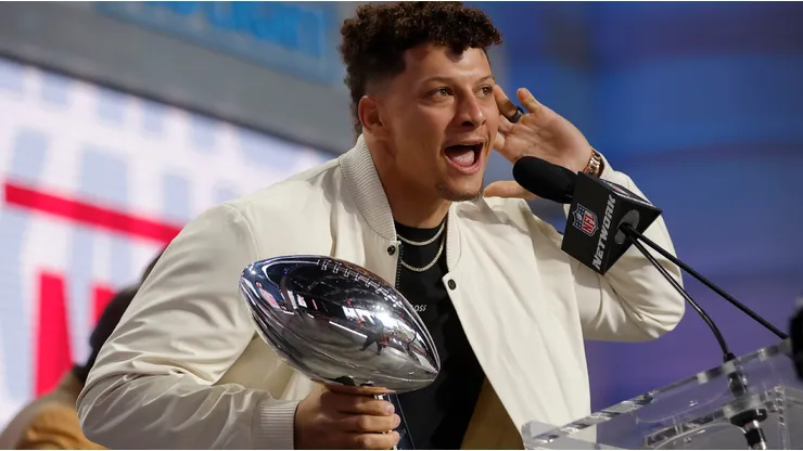 Patrick Mahomes talks to Chiefs fans ahead of the draft