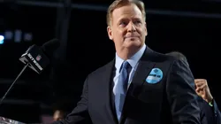 Comissioner Roger Goodell announces the first-round picks