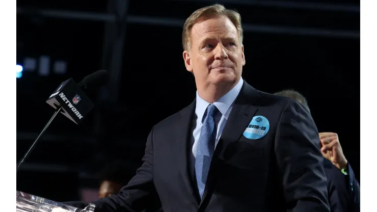 Comissioner Roger Goodell announces the first-round picks