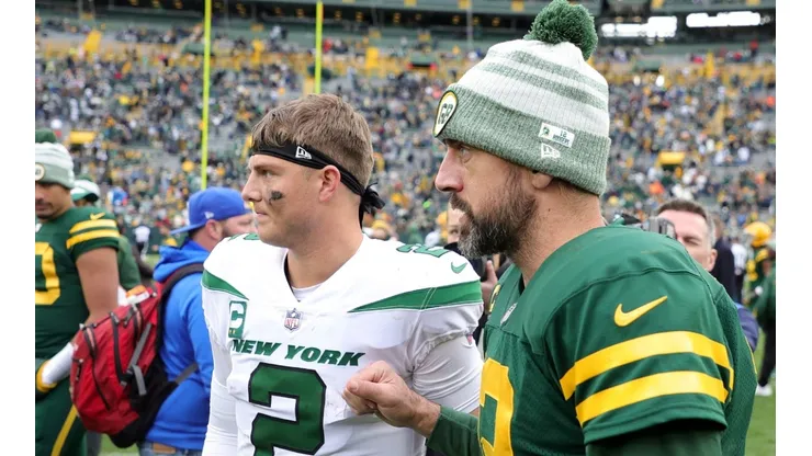 Zach Wilson (left), Aaron Rodgers (right) - New York Jets v Green Bay Packers - NFL 2022