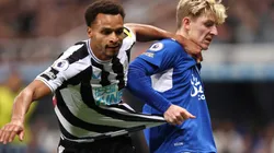 Anthony Gordon of Everton and Jacob Murphy of Newcastle