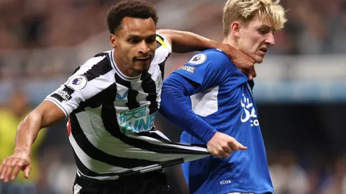 Anthony Gordon of Everton and Jacob Murphy of Newcastle