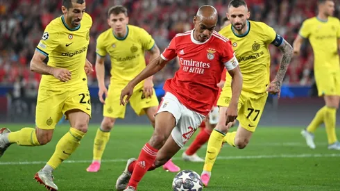Joao Mario of SL Benfica runs with the ball whilst under pressure from Henrikh Mkhitaryan and Marcelo Brozovic of FC Internazionale