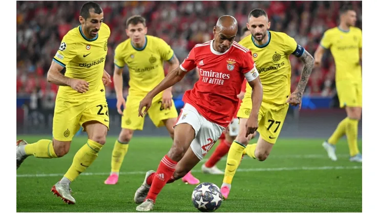 Joao Mario of SL Benfica runs with the ball whilst under pressure from Henrikh Mkhitaryan and Marcelo Brozovic of FC Internazionale