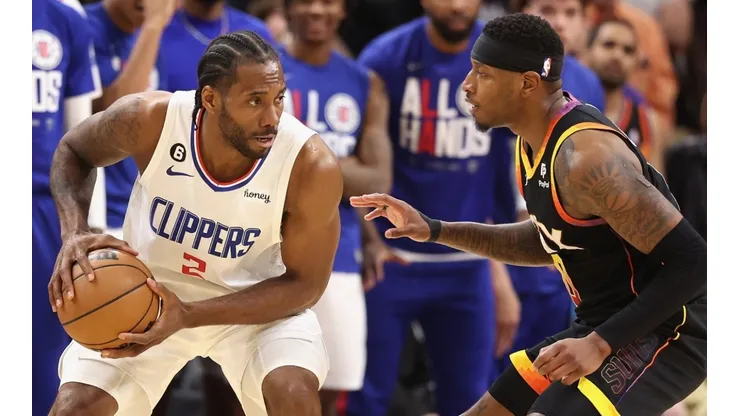 Kawhi Leonard of the LA Clippers and Torrey Craig of the Phoenix Suns