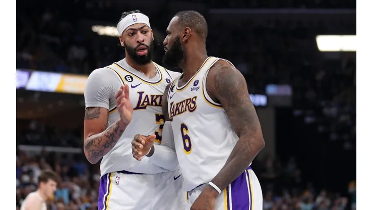 Anthony Davis (left) and LeBron James.