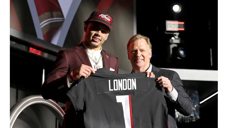 Drake London (left/Atlanta Falcons) with Commissioner Roger Goodell - 2022 NFL Draft