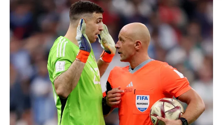 Emiliano Martinez of Argentina and referee Szymon Marciniak