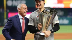 Shohei Ohtani and Commissioner Bob Manfred afther Japan won the 2023 World Baseball Classic (Futbolsites)