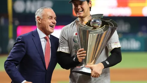 Shohei Ohtani and Commissioner Bob Manfred afther Japan won the 2023 World Baseball Classic (Futbolsites)