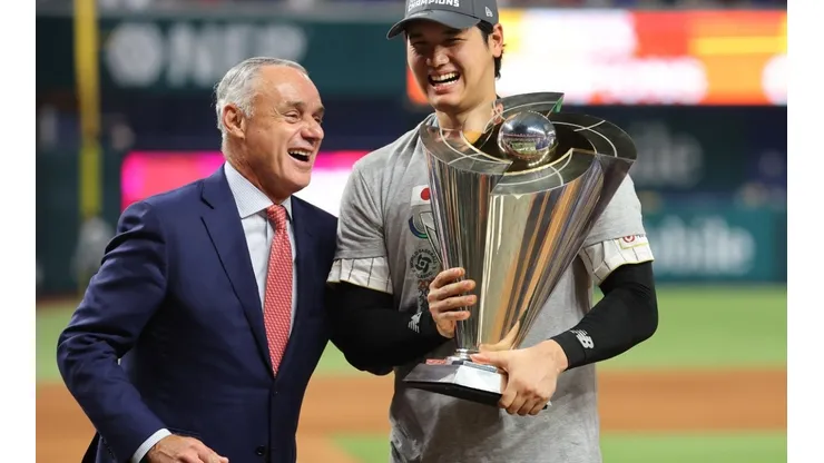 Shohei Ohtani and Commissioner Bob Manfred afther Japan won the 2023 World Baseball Classic (Futbolsites)