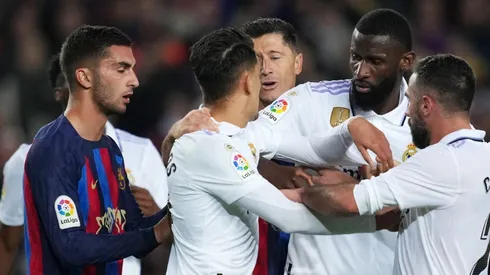 Real Madrid and Barcelona players fighting
